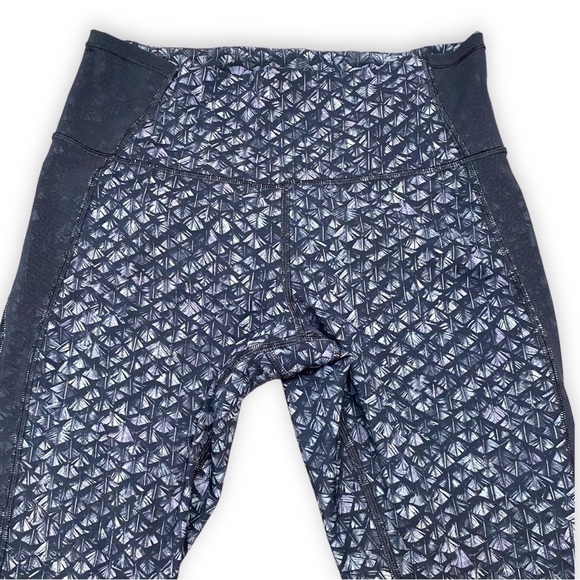 Lululemon Featherlight Tight - Size 8 - Picture 6 of 11